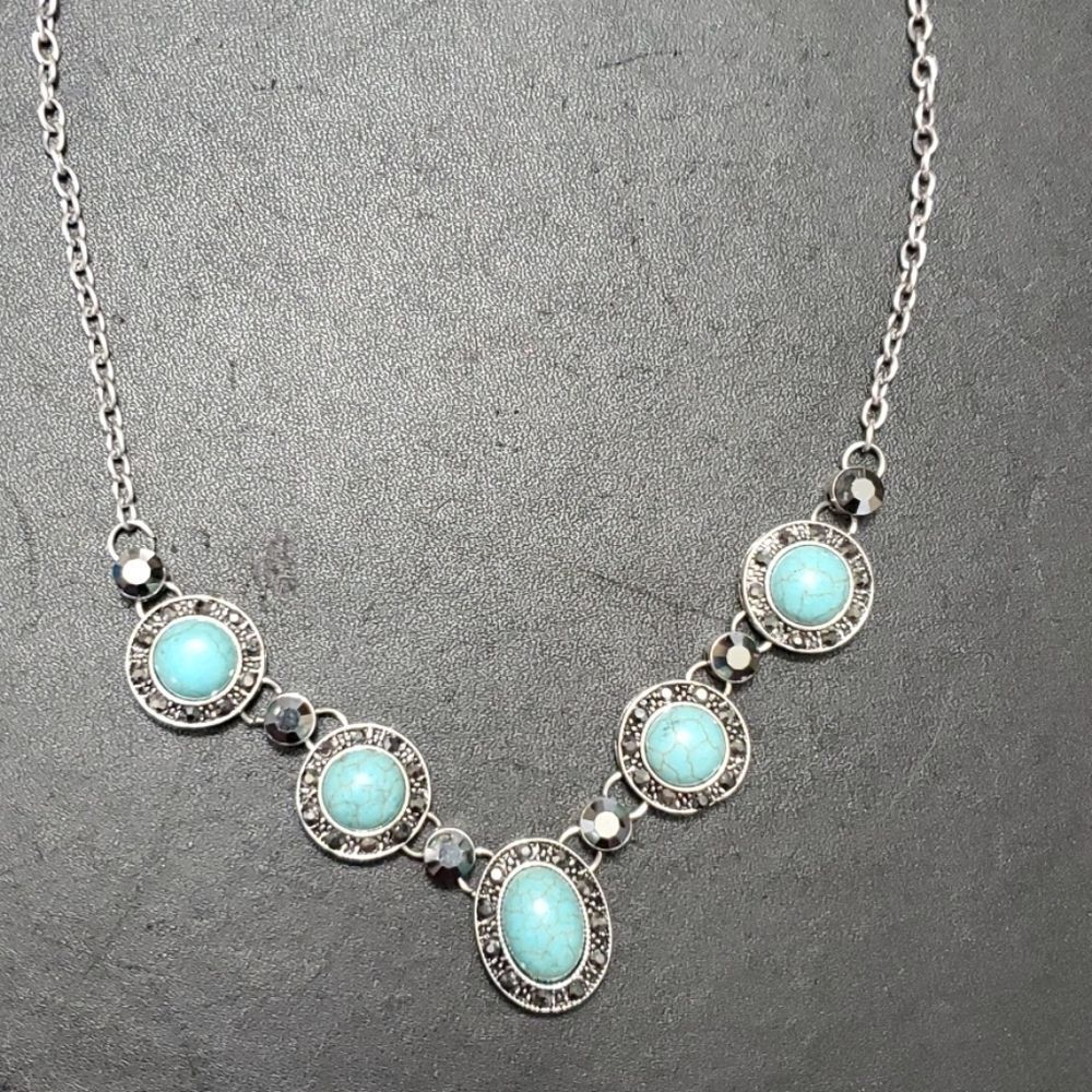 Silver tone blue stone necklace 19-21.5"